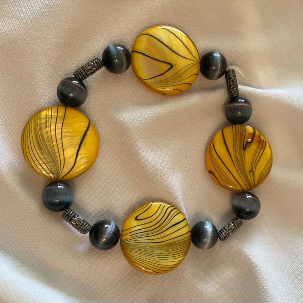 Bracelet Stretch Large Honey Colored Stones & Black Beads.